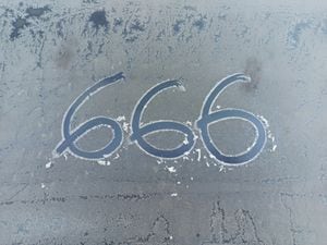 Más que solo una cifra temida, el 666 es interpretado por muchos como una invitación a la introspección y la búsqueda de armonía interna.