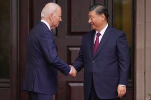 El presidente Joe Biden saluda al presidente de China, Xi Jinping, en Filoli Estate en Woodside, California, el miércoles 15 de noviembre de 2023