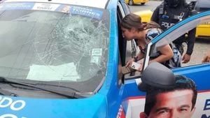Estefany Puente, candidata a la Asamblea Nacional de Ecuador, fue atacada a balazos por dos sujetos a bordo de una moto.