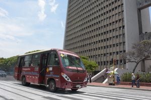 Más de 200 autobuses viejos regresan a las calles de Cali con la autorización de la alcaldía para sumarse al servicio público debido a la crisis del MIO.