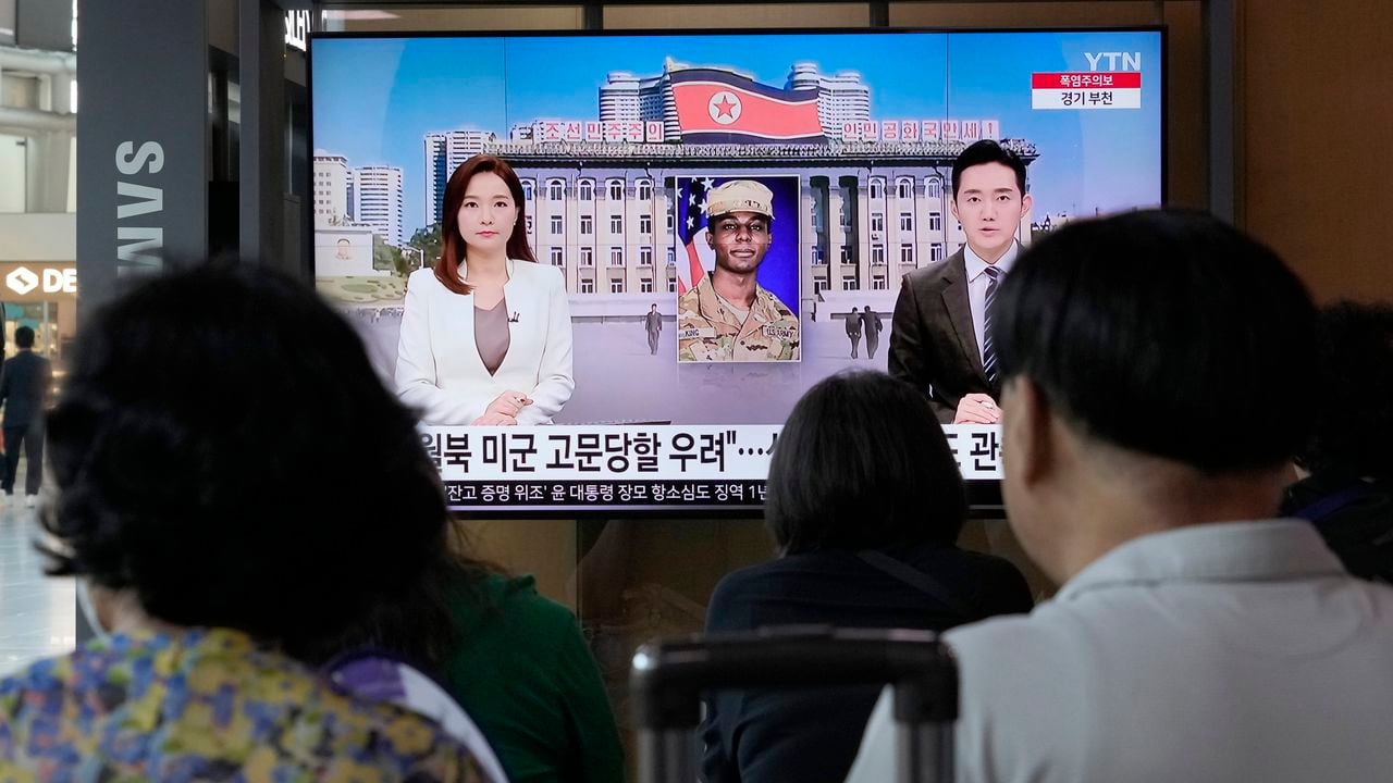 Una pantalla de televisión muestra una imagen de archivo del soldado estadounidense Travis King durante un programa de noticias en la estación de tren de Seúl en Seúl, Corea del Sur, el sábado 22 de julio de 2023.
