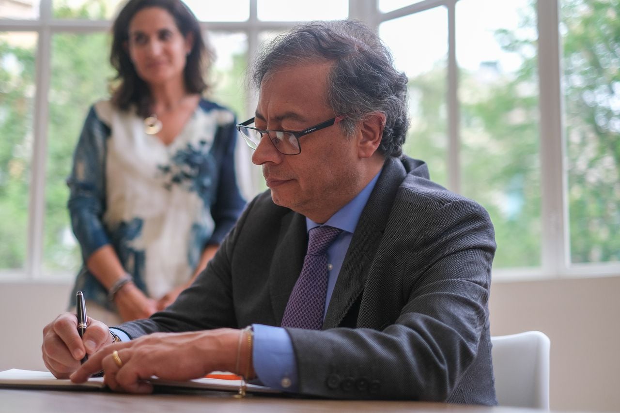 Presidente en la feria de emprendedores colombianos en España. 

Presidente firma libro como visitante en la Embajada de Colombia en España.
