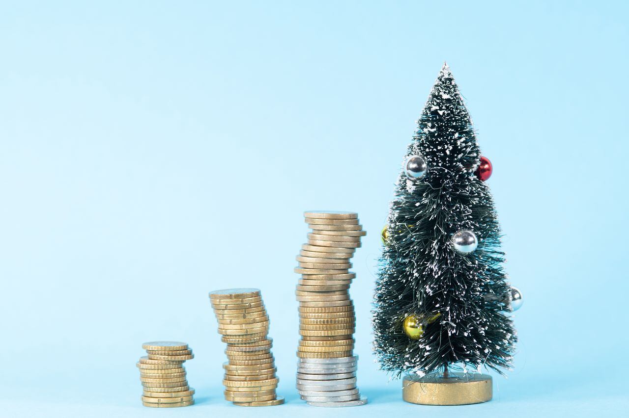 Existen varios objetos que pueden ser ubicados en el árbol de Navidad y se cree que atraerían dinero para el próximo año.