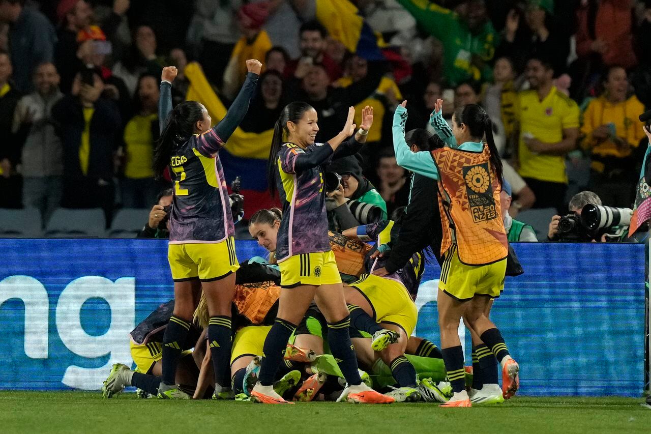 Las jugadoras de Colombia celebran después de anotar el primer gol de la colombiana Leicy Santos, sin ser vistas, durante el partido de cuartos de final de la Copa Mundial Femenina de fútbol entre Inglaterra y Colombia en el Estadio Australia en Sídney, Australia, el sábado 12 de agosto de 2023. (Foto AP/Rick Rycroft)