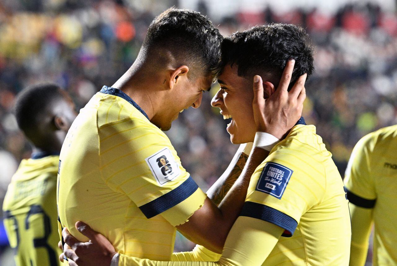 Ecuador's midfielder Kendry Paez (R) celebrates with Ecuador's defender Piero Hincapie after scoring during the 2026 FIFA World Cup South American qualification football match between Bolivia and Ecuador at the Hernando Siles stadium in La Paz, on October 12, 2023. (Photo by AIZAR RALDES / AFP)