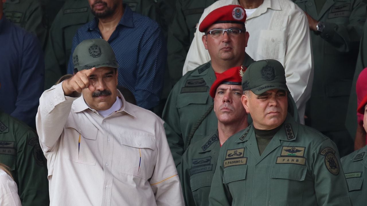 El Presidente de Venezuela, Nicolás Maduro (L) y el Ministro de Defensa de las Fuerzas Armadas Nacionales de Venezuela, Vladimir Padrino López (R), asisten a un desfile militar en el "Día Nacional de la Milicia Bolivariana" en Los Próceres en Caracas. Venezuela, el 13 de abril de 2019.