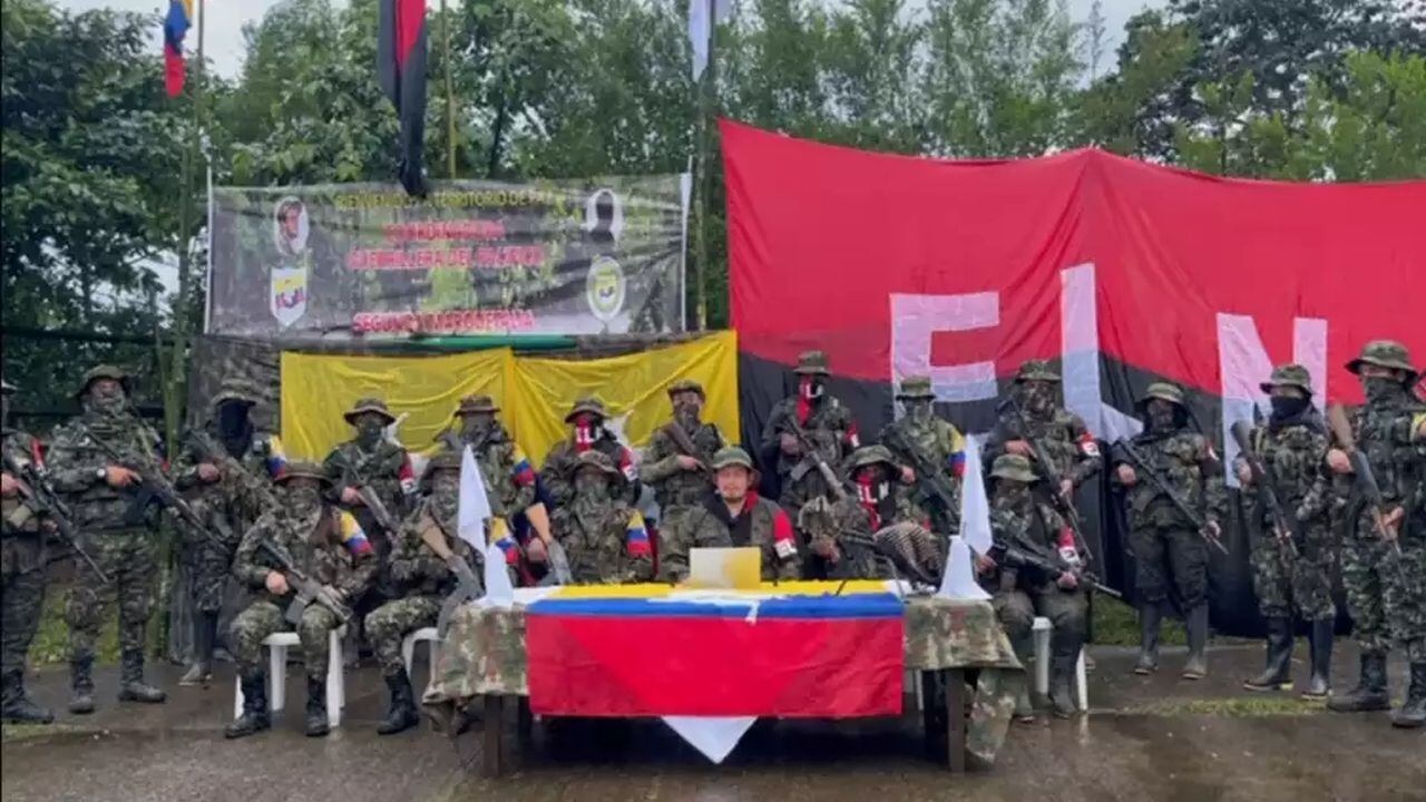 La Segunda Marquetalia de las disidencias de las Farc y el Frente Comunero del ELN anunciando la alianza criminal con sus respectivos uniformes.