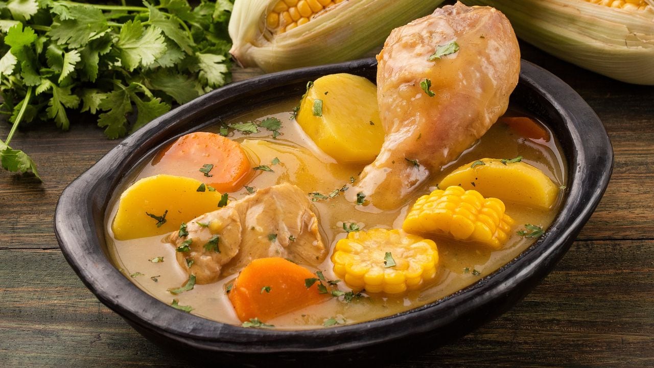 El sancocho es una sopa elaborada con carnes, tubérculos, verduras y condimentos. Se caracteriza por su sabor.