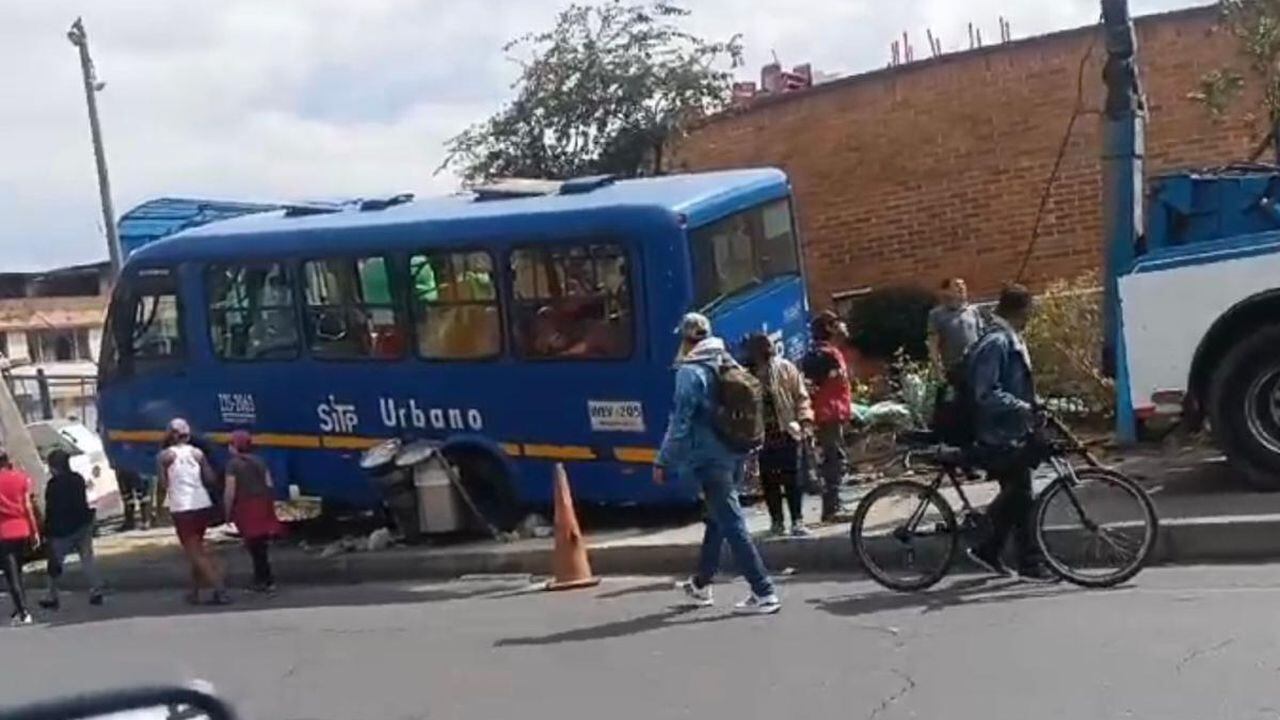 Bus del SITP chocó contra un colegio en Bogotá.