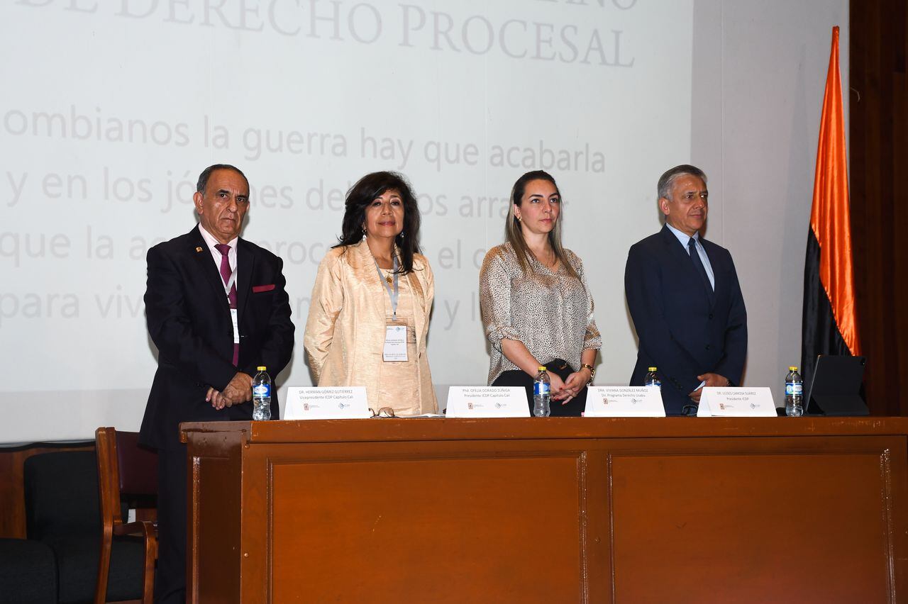 De izquierda derecha a: Hernán Gómez Gutiérrez, vicepresidente ICDP Capítulo Cali; Ofelia Dorado Zuñiga, presidenta ICDP Capítulo Cali; Viviana González Muñoz, directora del Programa de Derecho de la USB Cali; y Ulises Canosa Suárez, presidente del ICDP.