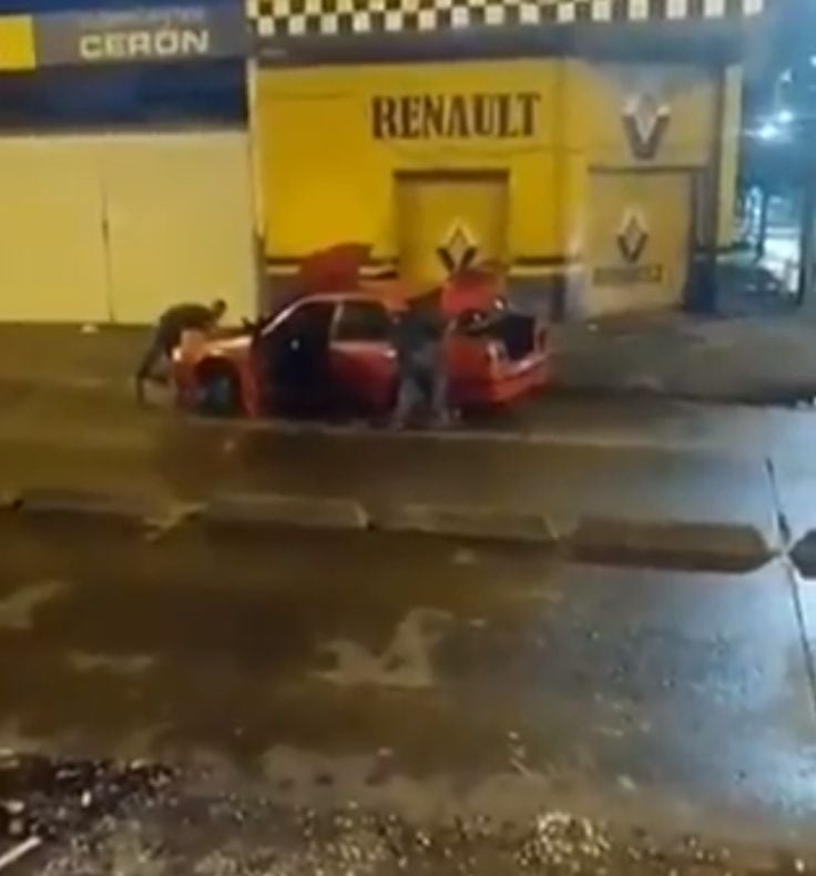 En el video se puede ver como varios hombres desvalijan el carro en plena vía de Cali.