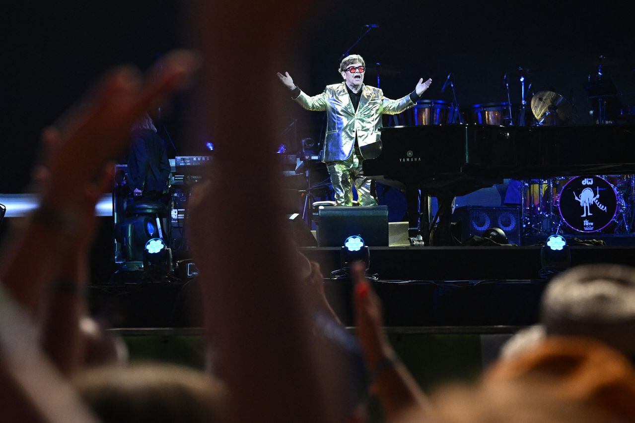 Elton John cierra el legendario Festival de Glastonbury de Gran Bretaña el domingo en lo que se ha anunciado como su última actuación en el Reino Unido.