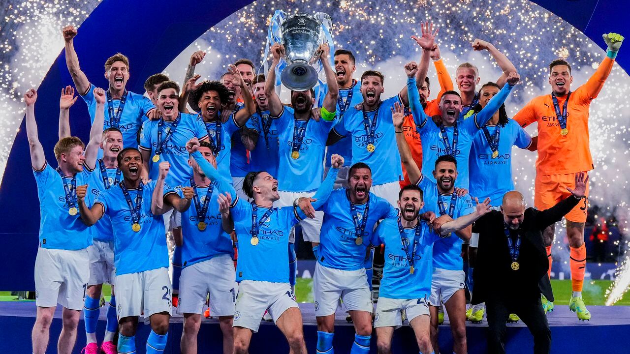 Los jugadores del Manchester City celebran después de ganar la final de la Liga de Campeones contra el Inter de Milán en el Estadio Olímpico Ataturk en Estambul, Turquía, el domingo 11 de junio de 2023. (Foto AP/Manu Fernández)