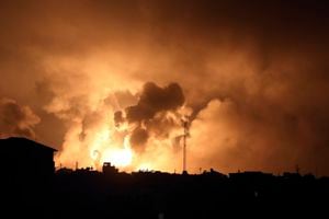 En la imagen, explosiones causadas por ataques aéreos israelíes sobre el norte de la Franja de Gaza, el 27 de octubre de 2023. (AP Foto/Abed Khaled)