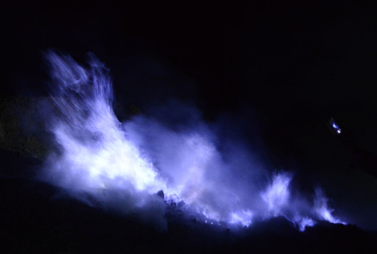 Los gases sulfúricos del volcán que se encienden formando llamas azules al entrar en contacto con el aire.