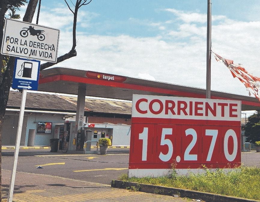 Preocupa a los colombianos cómo se hará el ajuste del precio de la gasolina este año, teniendo en cuenta que el Gobierno dijo que se hará acorde a los precios internacionales. Foto Raúl Palacios, El País