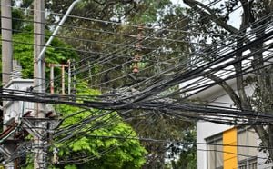 De acuerdo con información suministrada por Emcali en julio pasado, en la ciudad hay 144.000 postes de energía y el 90 % están ocupados con cables. La sobrecarga de la infraestructura es una de las preocupaciones manifestado por usuarios.