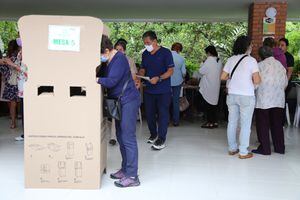 Votación, voto, elecciones, gente votando, urnas, puesto de votación, mesa en Bucaramanga