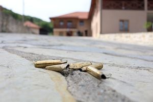 Vista de las balas de la aldea de Banjska que resultó dañada después de los enfrentamientos de un día de duración con el grupo armado serbio en Banjska, Kosovo, el 27 de septiembre de 2023. (Foto de Erkin Keci/Agencia Anadolu a través de Getty Images )
