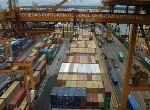 Gran parte de las importaciones y las exportaciones que se realizan en Colombia, se hacen a través del  puerto de Buenaventura.