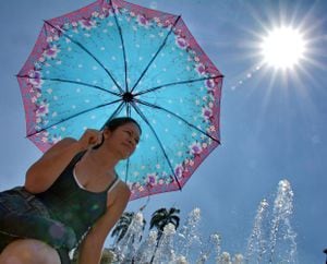 La ola de calor que golpea la ciudad ha generado temperaturas de hasta 34.5 grados centígrados. Autoridades meteorológicas coinciden en que hay altas probabilidades de que el Fenómeno del Niño se presente en la región.