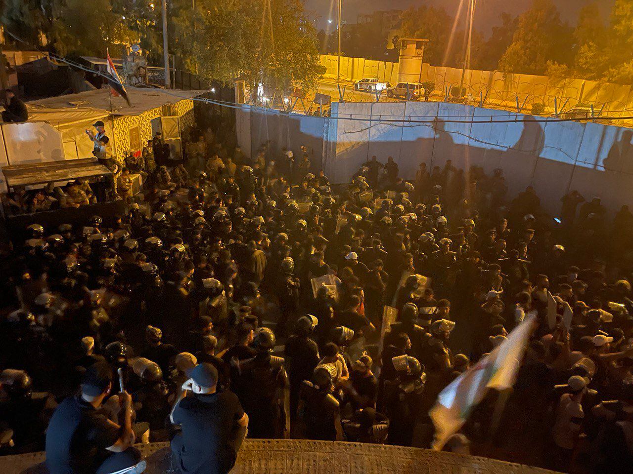 Los manifestantes se sientan en la parte superior de un edificio junto a la embajada de Suecia en Bagdad el 20 de julio de 2023. Irak condenó el incendio de la embajada de Suecia en Bagdad por parte de los manifestantes, dijo su Ministerio de Relaciones Exteriores, y pidió a las fuerzas de seguridad que identifiquen a los responsables.
