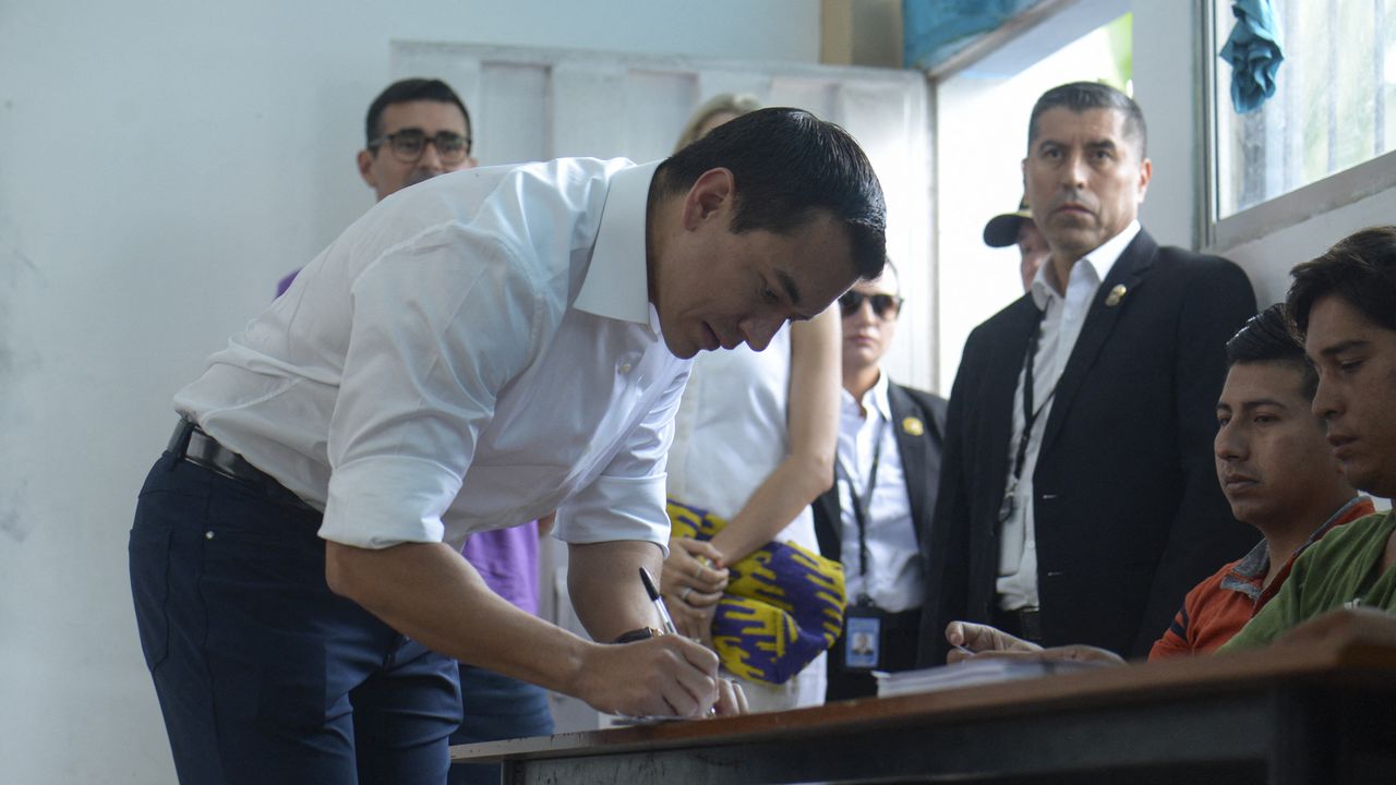 El presidente de Ecuador, Daniel Noboa, vota en un colegio electoral en Olón, provincia de Santa Elena, Ecuador.