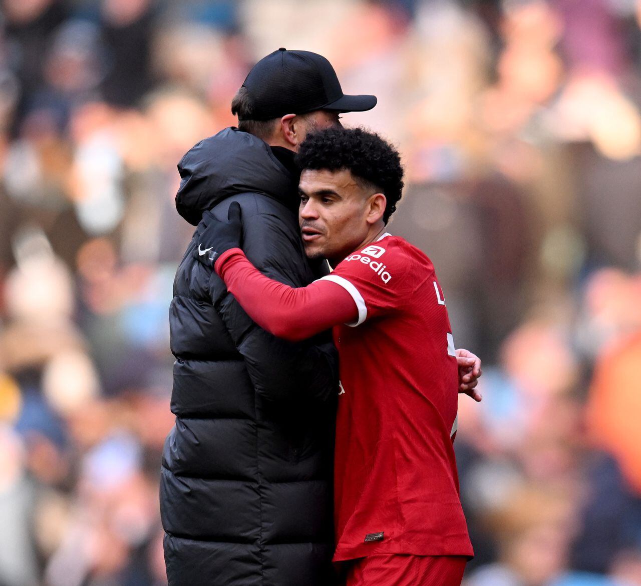 MANCHESTER, ENGLAND - NOVEMBER 25: (THE SUN OUT, THE SUN ON SUNDAY OUT) Jurgen Klopp manager of Liverpool embracing Luis Diaz of Liverpool at the end of the Premier League match between Manchester City and Liverpool FC at Etihad Stadium on November 25, 2023 in Manchester, England. (Photo by Andrew Powell/Liverpool FC via Getty Images)