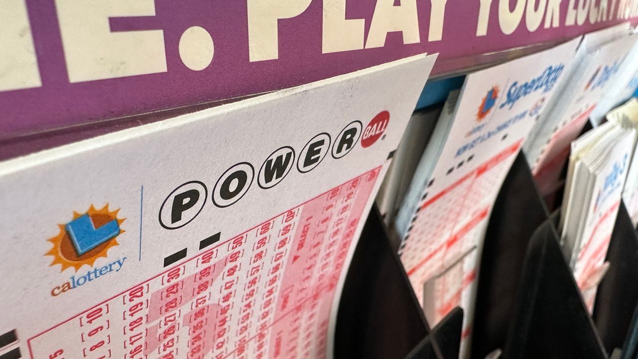 La estación de lotería dentro de ABC Liquor en Garden Grove, CA, el miércoles 2 de noviembre de 2022. El premio Powerball se disparó a $1.2 mil millones después de que no se encontraran ganadores el lunes
