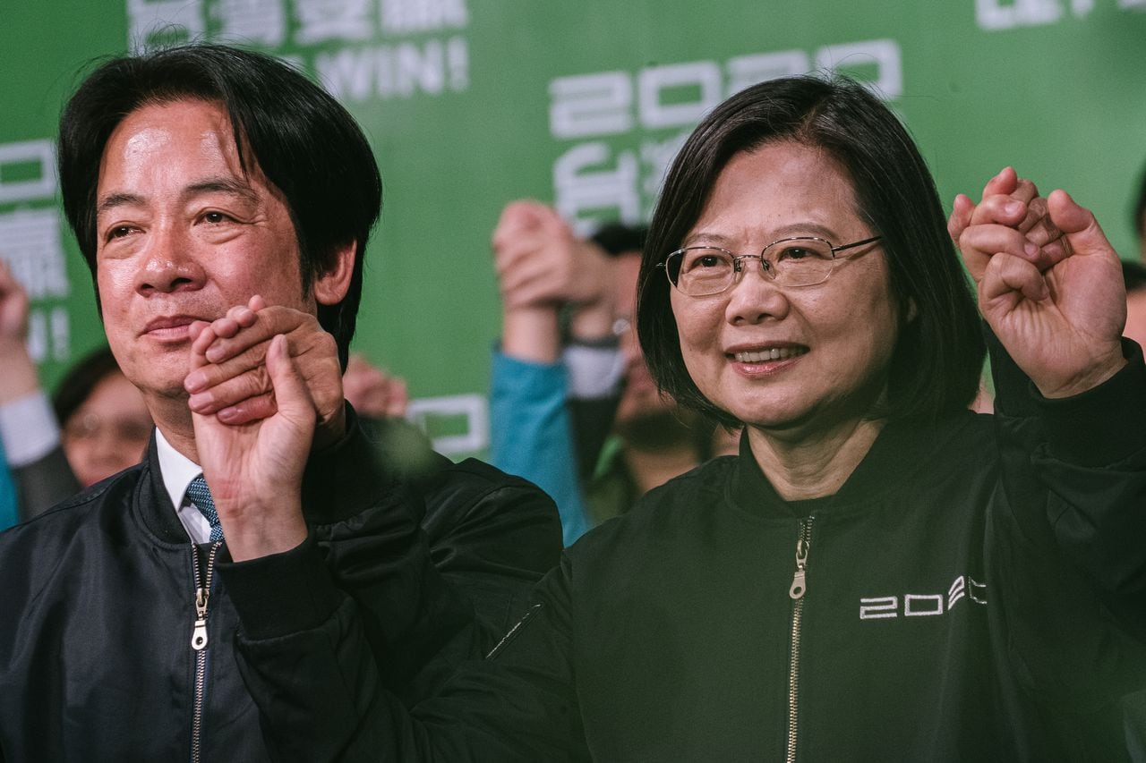 La presidenta de Taiwán, Tsai Ing-wen (R), se une al vicepresidente electo William Lai (L) fuera de la sede de campaña en Taipei y declaró la victoria en las elecciones de Taiwán el 11 de enero de 2020 en Taipei, Taiwán