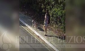 Una cámara de vigilancia captó a la mujer en compañía de su mascota caminando por una solitaria calle, mientras pasaba un hombre en bicicleta.