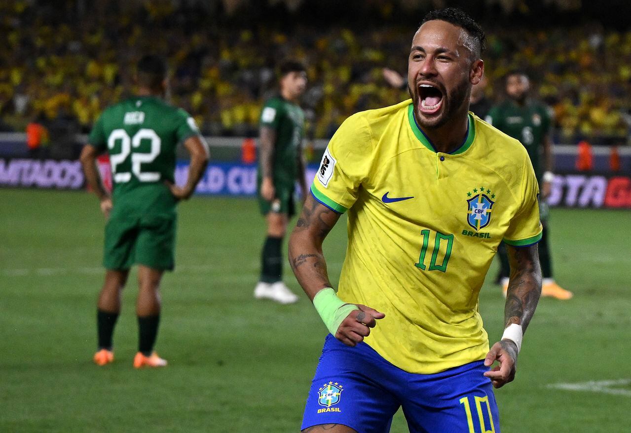 Neymar festeja con mucha felicidad su primer gol ante Bolivia, con el que impuso su nueva marca.