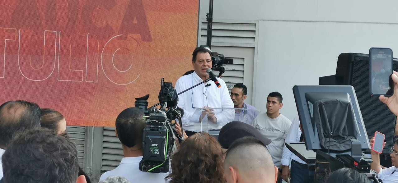 Cali: Política, Rueda de prensa con el candidato Tulio Gómez luego de su inscripción como candidato a la gobernación del Valle del Cauca.