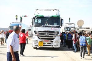 El primer convoy de camiones de socorro comienza a ingresar a la Franja de Gaza desde el lado egipcio del cruce de Rafah, en Rafah, Gaza, el 21 de octubre de 2023. Este primer convoy de socorro, que comprende un total de 20 camiones, Actualmente está atravesando la puerta fronteriza de Rafah, dijo la Media Luna Roja. (Foto de Stringer/Anadolu vía Getty Images)