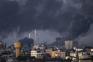 Se alza humo en Ciudad Gaza tras un ataque aéreo israelí, 11 de octubre de 2023. (AP Foto/Fatima Shbair)