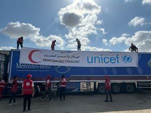 Camiones de ayuda humanitaria en la ciudad egipcia de El-Arish esperaban permiso para ingresar a la ciudad cerca del cruce fronterizo de Rafah para ser transportados a Gaza, el 20 de octubre de 2023, en Rafah, Egipto. (Foto de Stringer/Anadolu vía Getty Images)