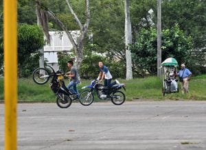 Riesgo. Es frecuente la práctica del Stunt, (acroba-
cias en motos), en las canchas de baloncesto; y la ciudadanía se queja por el ruido. En los alrededores denuncian también la realización de ‘piques’ de motociclistas.