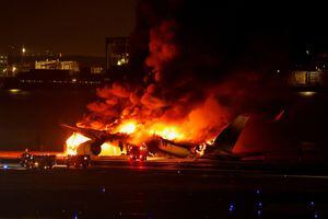 El avión A350 de Japan Airlines se incendia en el aeropuerto internacional de Haneda en Tokio, Japón, el 2 de enero de 2024.
