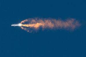 Pocos minutos después de despegar, el Megacohete Starship de SpaceX explotó. Sin embargo, los ingenieros han expresado que la prueba fue positiva. Foto: Agencia AFP/ El País.