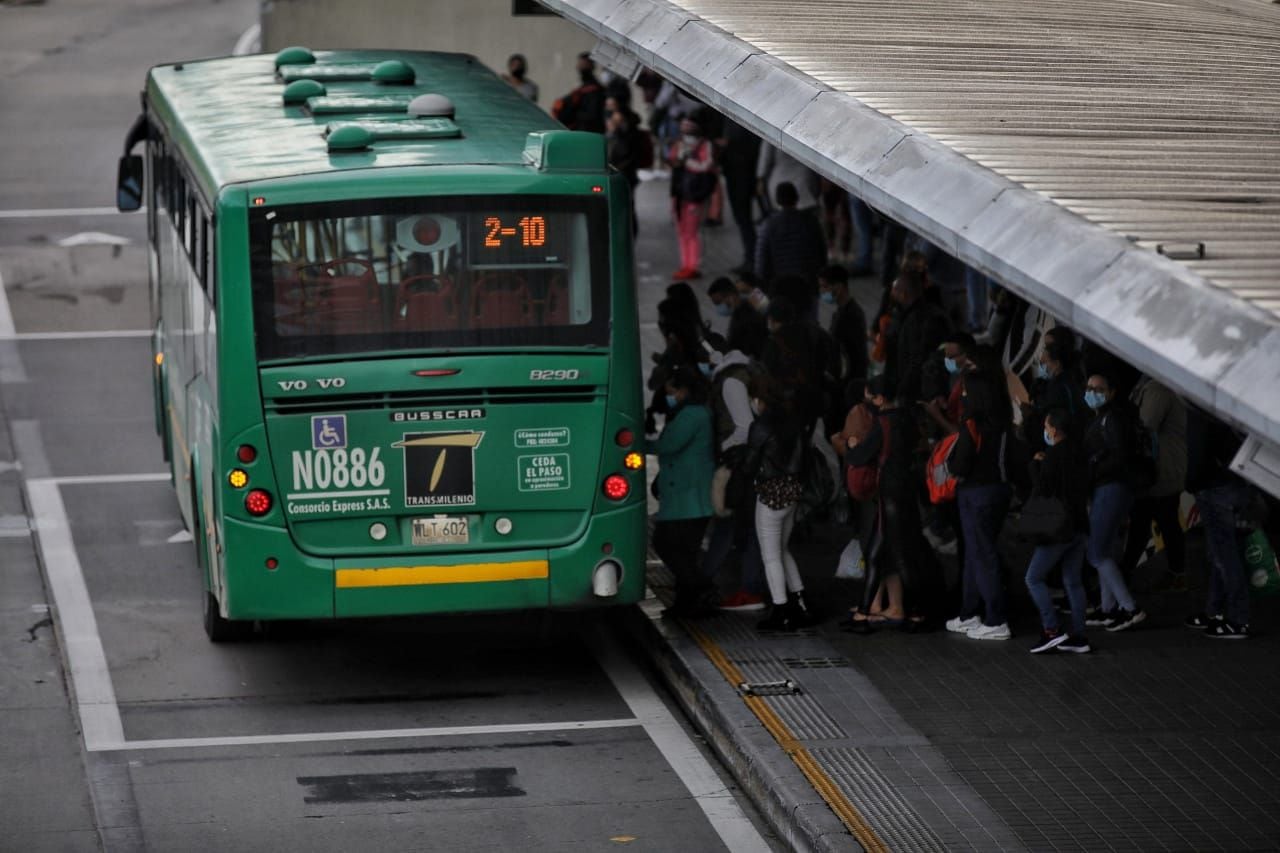 Trasmilenio portal norte, buses llenos, gente esperando bus en cuarentena estricta