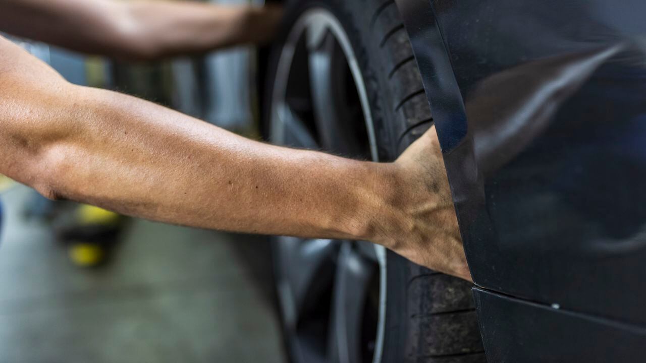 Superando el desafío de un neumático pinchado. Aprenda cómo actuar sin complicaciones.