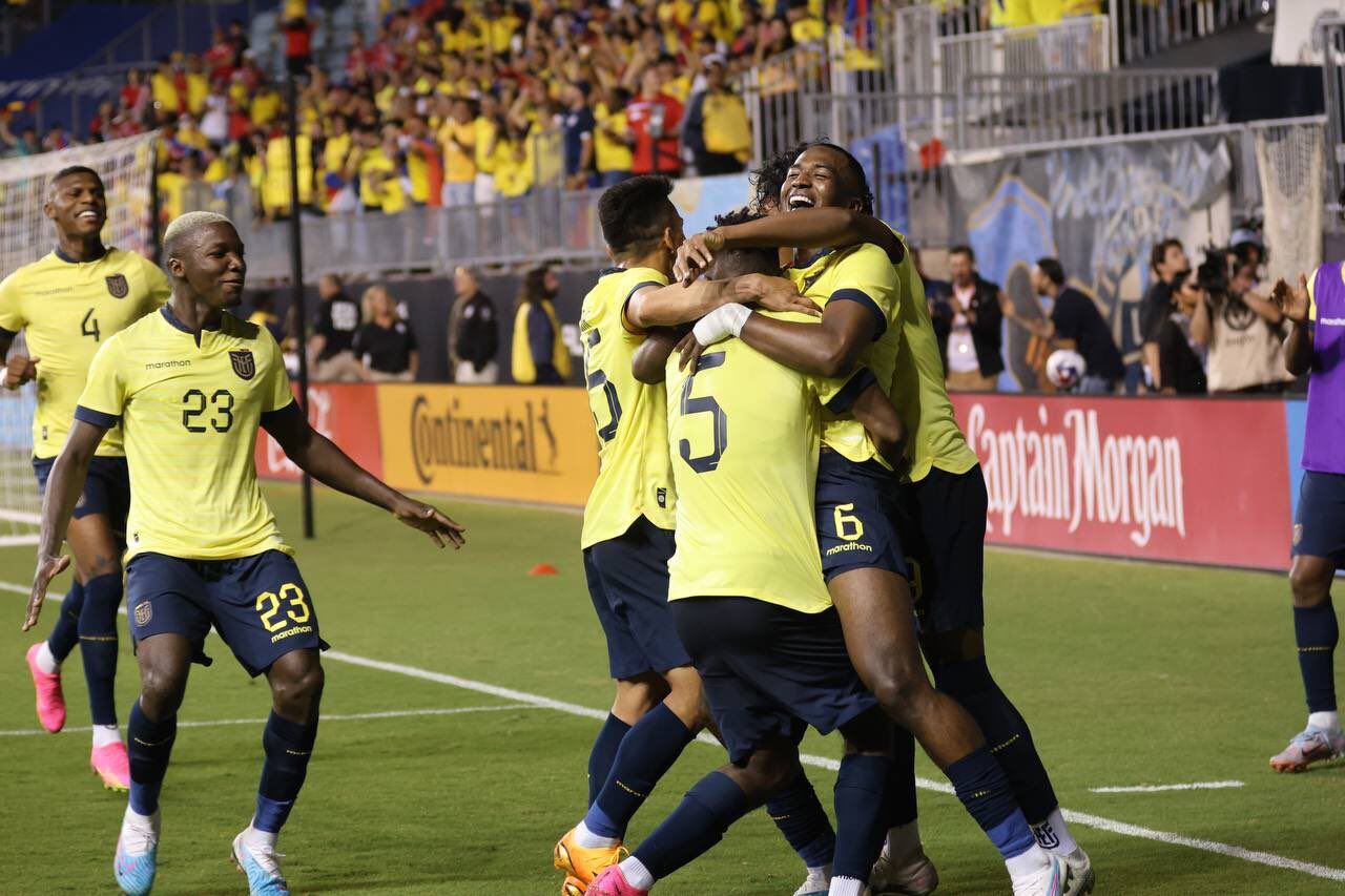 Jugadores de Ecuador celebran un gol