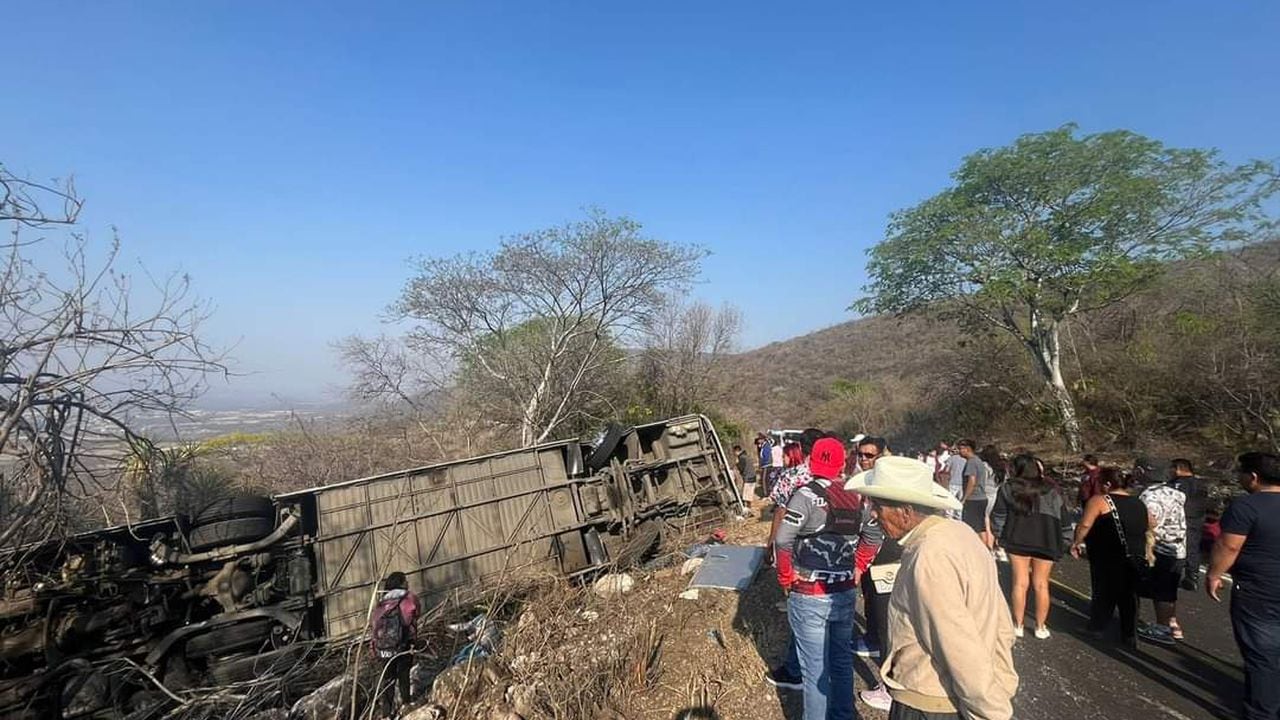 El bus en el que se transportaban unas 45 personas que iban hacia una reconocida zona de peregrinación en México perdió dos llantas y terminó volcado.