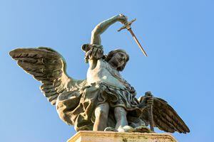 Estatua de San Miguel en la cima del Castel Sant'Angelo en Roma, Italia.