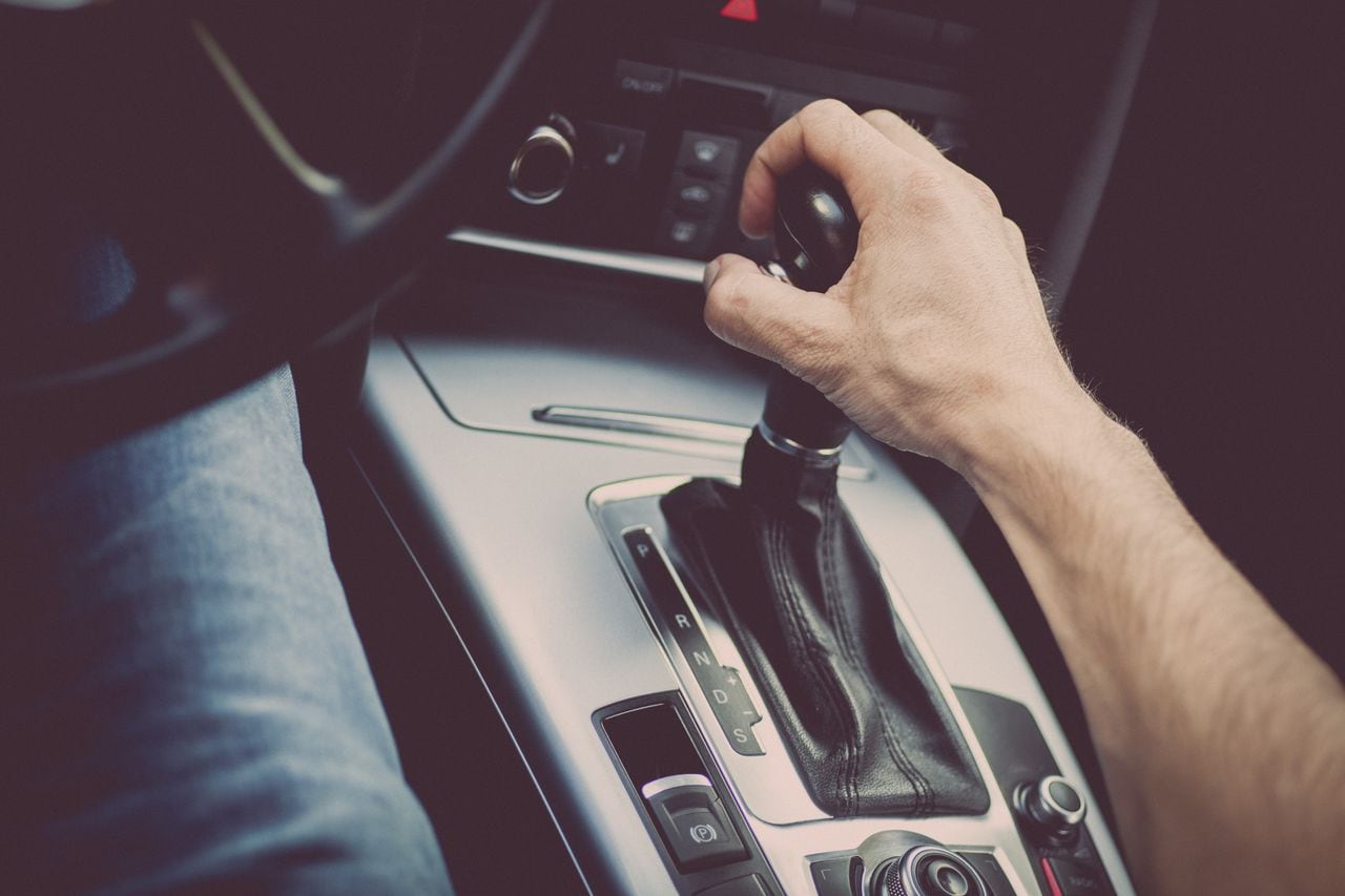 Conducir con suavidad es una práctica recomendable para cualquier conductor preocupado por la salud de su caja de cambios. Cambiar de marcha de forma brusca o violenta puede causar desgaste prematuro.