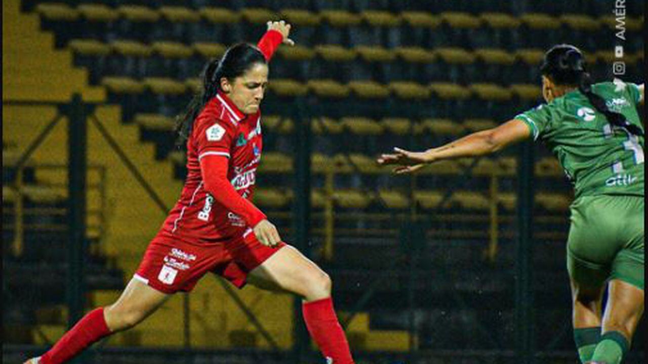 Imagen de un duelo entre La Equidad y América por los cuartos de final de la Liga Femenina.