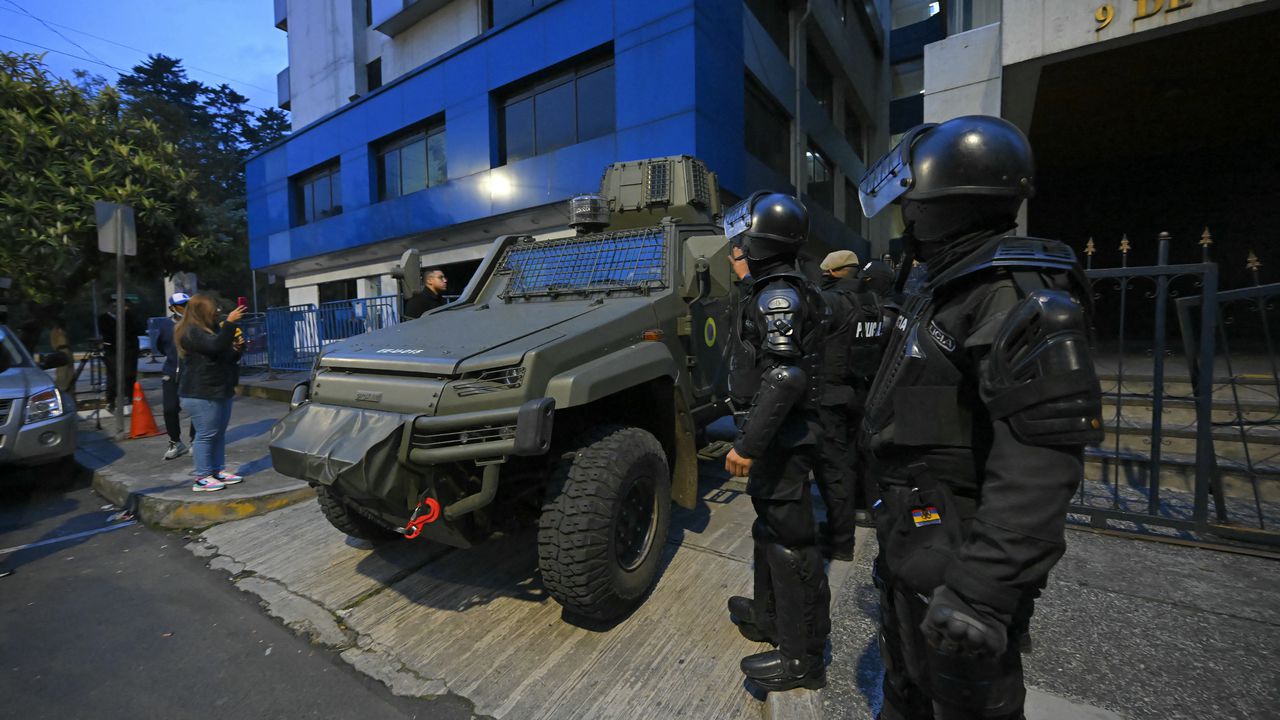 Fuerzas ecuatorianas irrumpieron en la embajada de México en Quito para detener al exvicepresidente Jorge Glas.