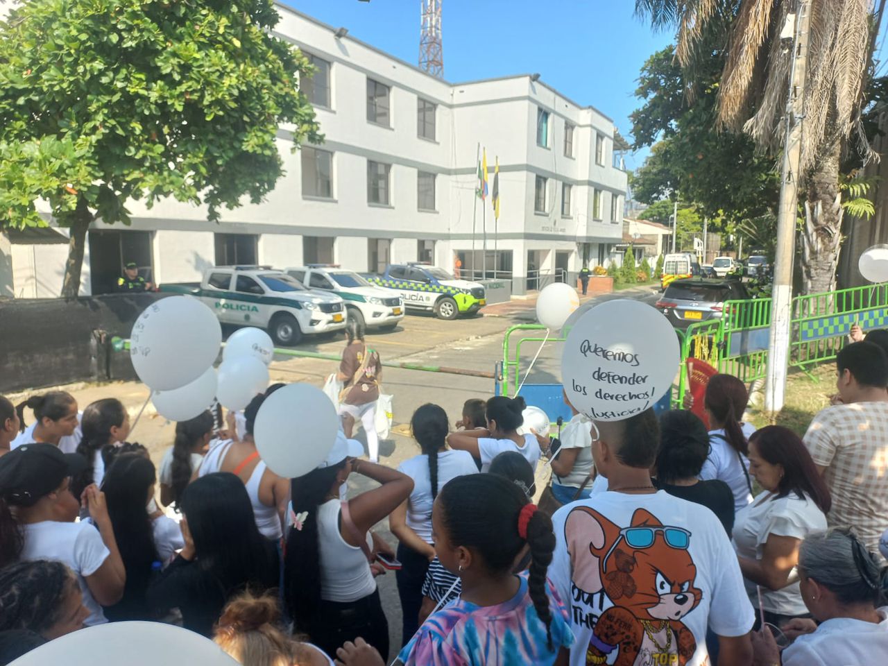 Familiares y amigos del joven Cristhian Camilo Herrera, quien falleció estado detenido en este lugar, la semana pasada realizaron un plantón frente a la estación de Policía de Jamundí.