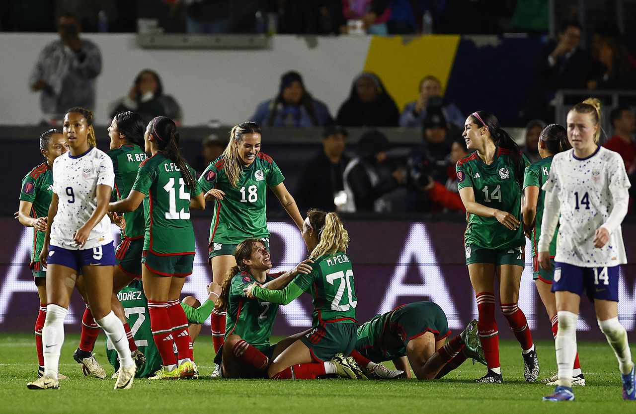 CARSON, CALIFORNIA - FEBRUARY 26: Mexico celebrates a goal against the United States in the second half during Group A - 2024 Concacaf W Gold Cup match at Dignity Health Sports Park on February 26, 2024 in Carson, California.   Ronald Martinez/Getty Images/AFP (Photo by RONALD MARTINEZ / GETTY IMAGES NORTH AMERICA / Getty Images via AFP)