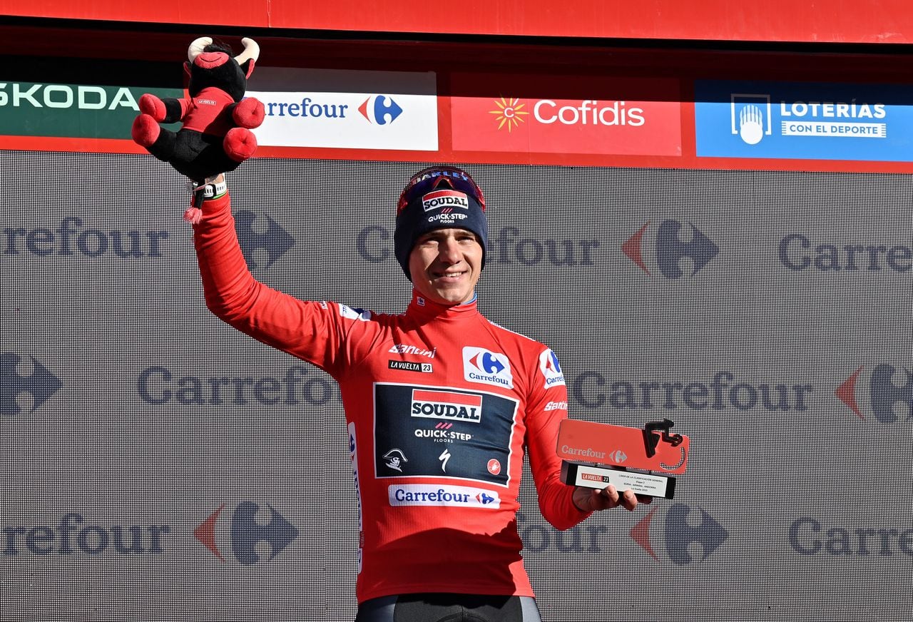 El ciclista belga del equipo Quick Step, Remco Evenepoel, celebra en el podio vistiendo el maillot rojo de líder general después de la tercera etapa de la vuelta ciclista a España 2023, una carrera de 158,5 km desde Suria a Arinsal, en Andorra, el 28 de agosto de 2023. (Foto de Pau BARRENA/AFP)